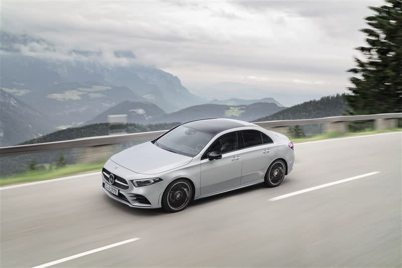 賓士新增A 180 Sedan 運動版，並升級AMG Line跑車化套件。（圖／Mercedes-Benz提供）