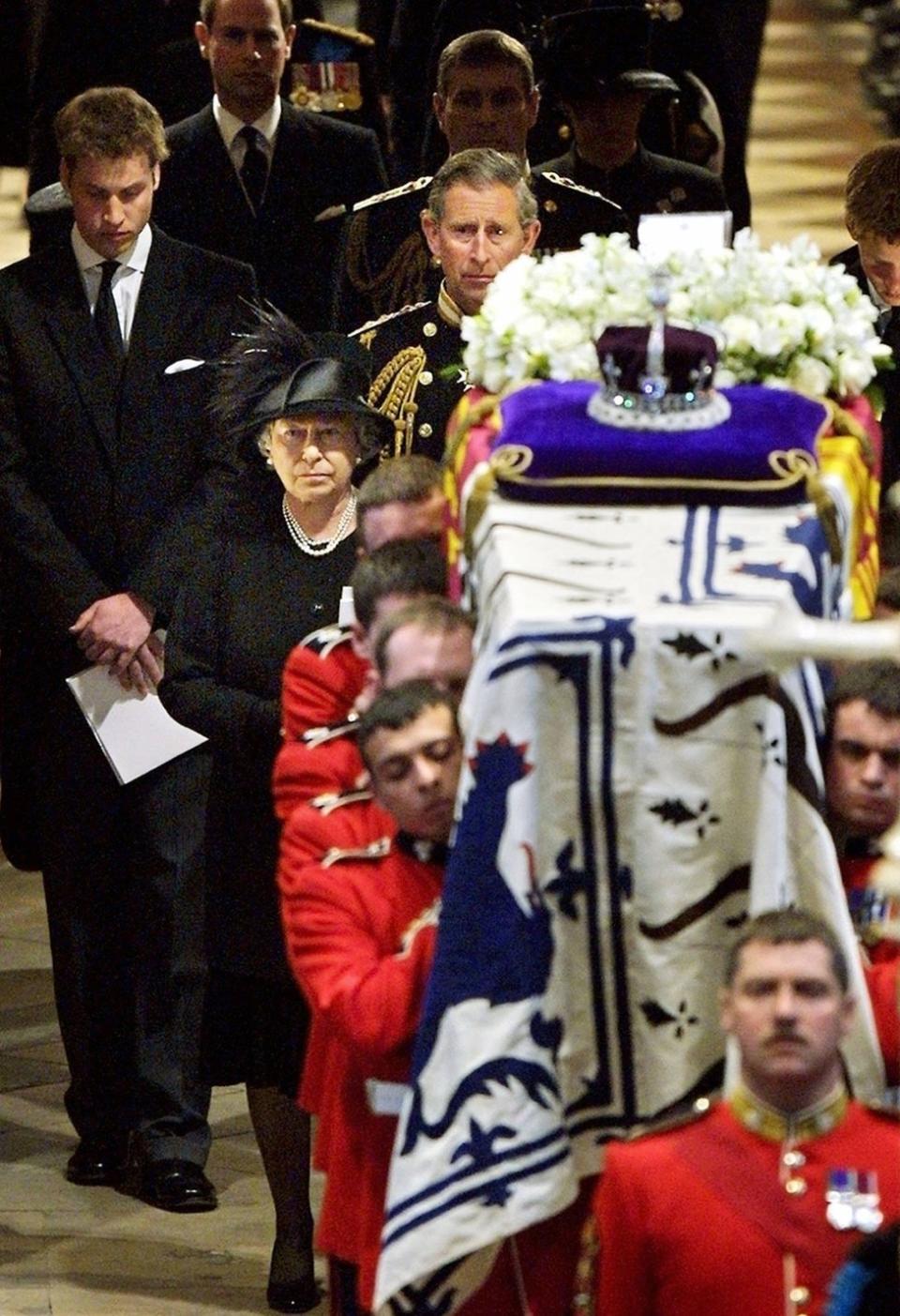 2002年4月9日，王太后葬禮