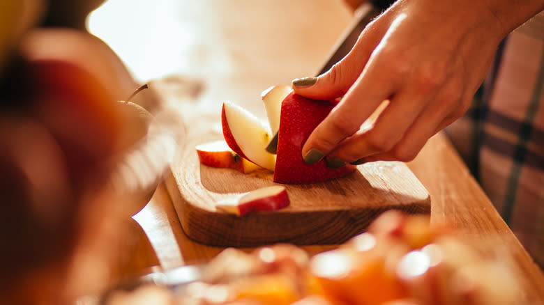 Cutting apples