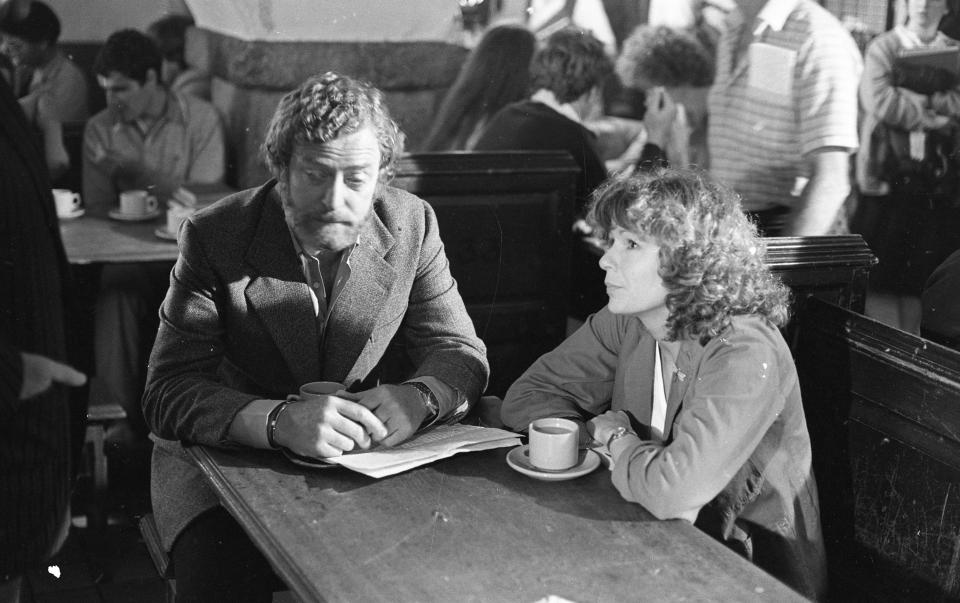 Actors Michael Caine and Julie Walters on the set of the film 'Educating Rita' at Trinity College, Dublin, August 10, 1982. (Part of the Independent Newspapers Ireland/NLI Collection). (Photo by Independent News and Media/Getty Images)