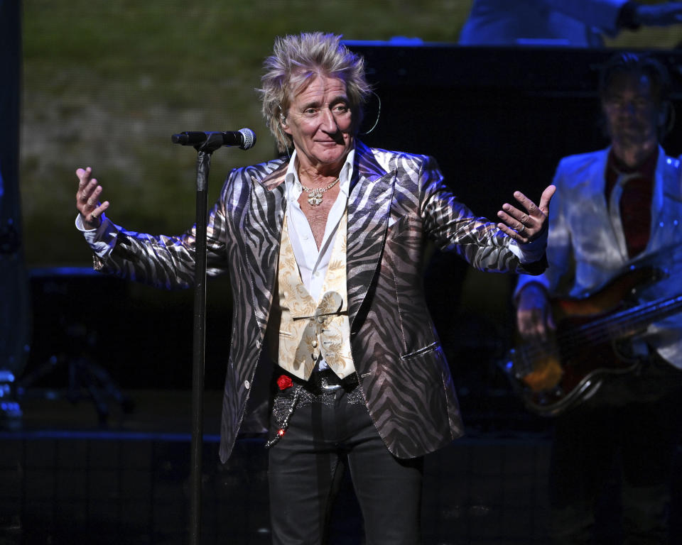 HOLLYWOOD FL - FEBRUARY 13: Rod Stewart performs at Hard Rock Live at the Seminole Hard Rock Hotel & Casino on February 13, 2023 in Hollywood, Florida. Credit: mpi04/MediaPunch /IPX