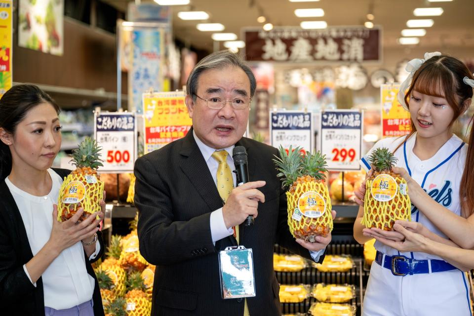 農業部次長胡忠一在日本SAEKI超市介紹臺灣鳳梨優點。（圖片提供／農業部）