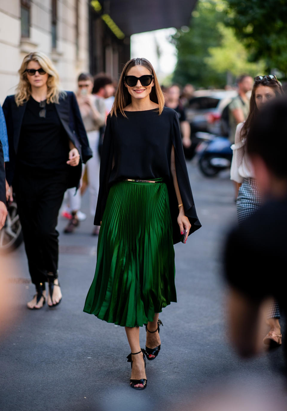 Olivia Palermo inspira el estilismo más elegante con falda plisada. Puedes copiar su look de la Milan Fashion Week 2018 y apostar por una blusa con capa. (Foto: Christian Vierig / Getty Images)