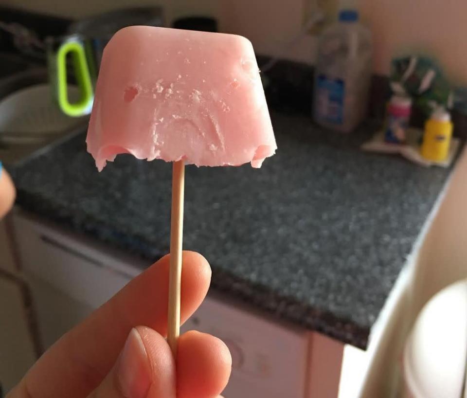 Zaubern Sie Mini-Frozen-Joghurt-Eis am Stiel.