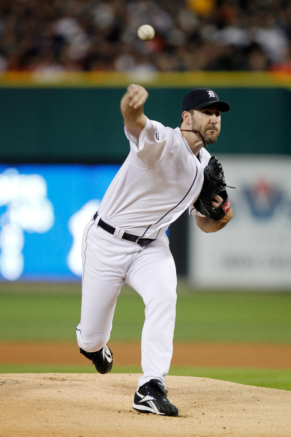 DETROIT, MI - OCTOBER 03: Justin Verlander #35 of the Detroit Tigers throws a pitch in the first inning against the New York Yankees during Game Three of the American League Division Series at Comerica Park on October 3, 2011 in Detroit, Michigan. (Photo by Gregory Shamus/Getty Images)