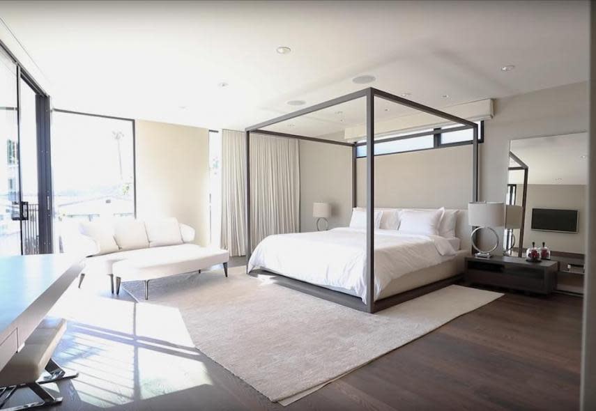 <p>También en el dormitorio principal (situado en el segundo piso) entra mucha luz solar. Además, hay un completo vestidor.<br><br>Foto: <a rel="nofollow noopener" href="https://hiltonhyland.com/property/2232-westridge-rd-los-angeles-ca-90049-us" target="_blank" data-ylk="slk:Hilton & Hyland;elm:context_link;itc:0;sec:content-canvas" class="link ">Hilton & Hyland</a><br><br></p>