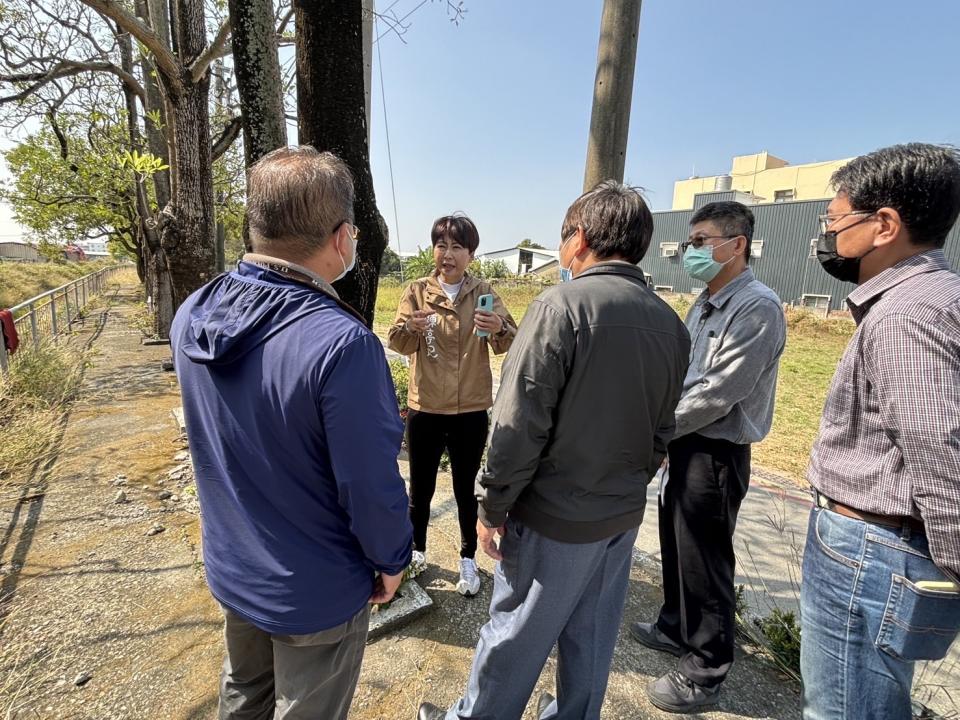 陳亭妃表示，水圳堤岸整建為綠美化人行步道，是地方民眾殷切的期望。（圖：陳亭妃提供）