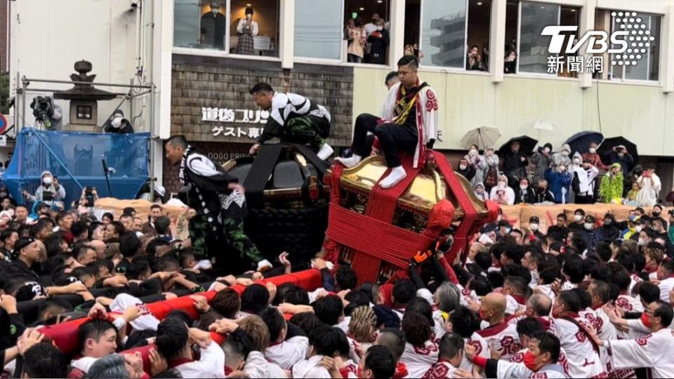 日本四國「松山秋之祭」在日本四國松山市當地也稱為「道後八町男子祭典」，兩方人馬抬大神轎互撞，點燃在場所有參與者內心的格鬥魂。（圖／許依晨攝）