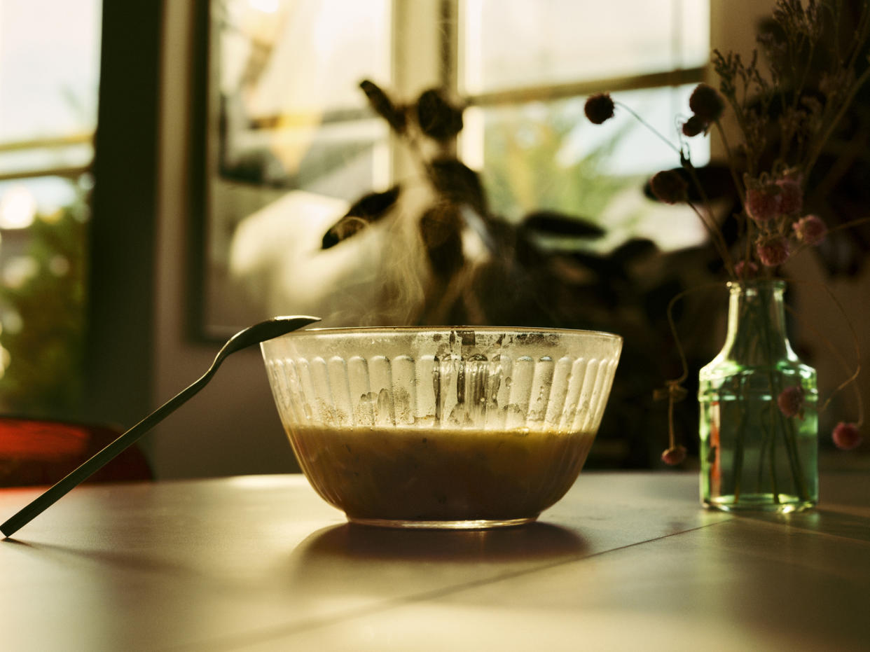 Durante generaciones, innumerables remedios caseros --tazas de té o sopas calientes y cucharadas de hierbas-- han ayudado a controlar los síntomas del resfriado y la gripe, como el dolor de garganta o la congestión. A lo largo de los años, los científicos han llevado a cabo investigaciones para intentar cuantificar la eficacia de algunos de esos remedios, pero los estudios suelen ser pequeños o no muestran mucha eficacia. (Molly Matalon para The New York Times)