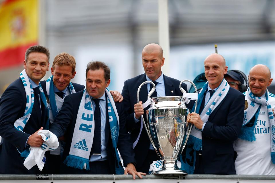 Zidane y Pintus junto al resto del cuerpo técnico del Madrid que ganó la Champions de 2018. (Foto: Benjamin Cremel / AFP / Getty Images).