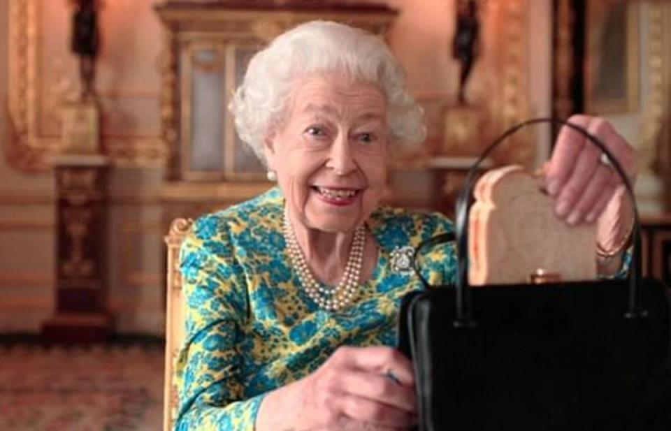 女王也從手提袋裡拿出果醬三明治。（翻攝影片）