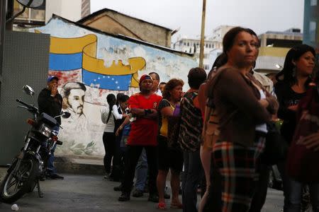 People line up to buy toilet paper at a supermarket in downtown Caracas January 19, 2015. REUTERS/Jorge Silva