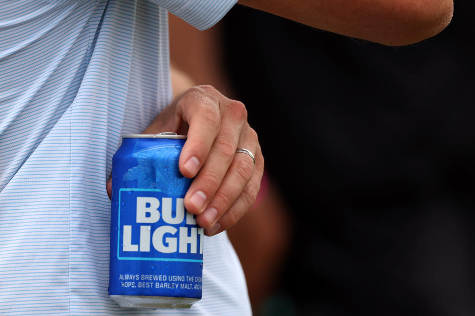 Las ventas de la cerveza Bud Light se han desplomado en las &#xfa;ltimas semanas por culpa de un boicot de los consumidores m&#xe1;s conservadores de Estados Unidos. (Foto: Rob Carr/Getty Images)