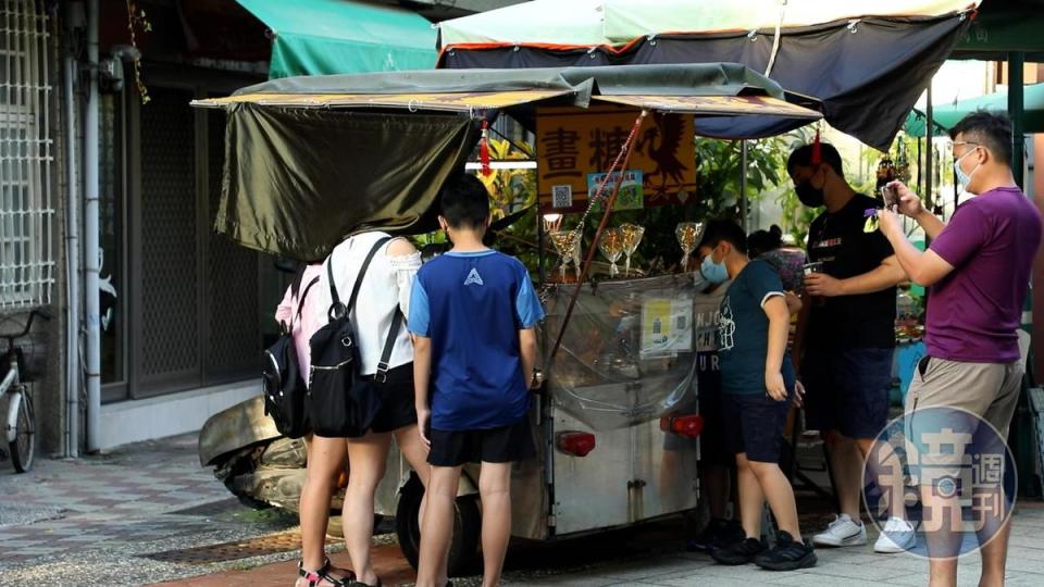 蘇光祥假日會在台南孔廟商圈擺攤，平日在台南國小的校門口。擺攤資訊可上臉書粉絲團「糖畫人生」查詢。