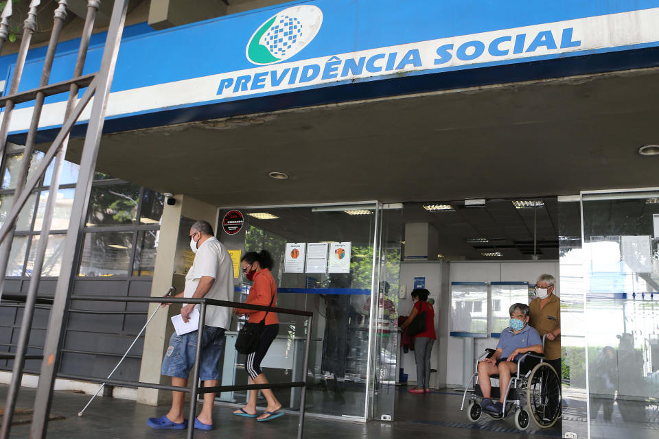 ***ARQUIVO*** SÃO PAULO, SP, 23/03/2022, BRASIL - Segurados na agência da Previdência Social da Santa Cruz (zona sul da capital paulista). (Foto Rivaldo Gomes/Folhapress)
