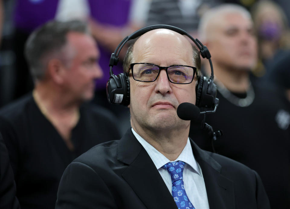 Jeff Van Gundy commentating at NBA game.