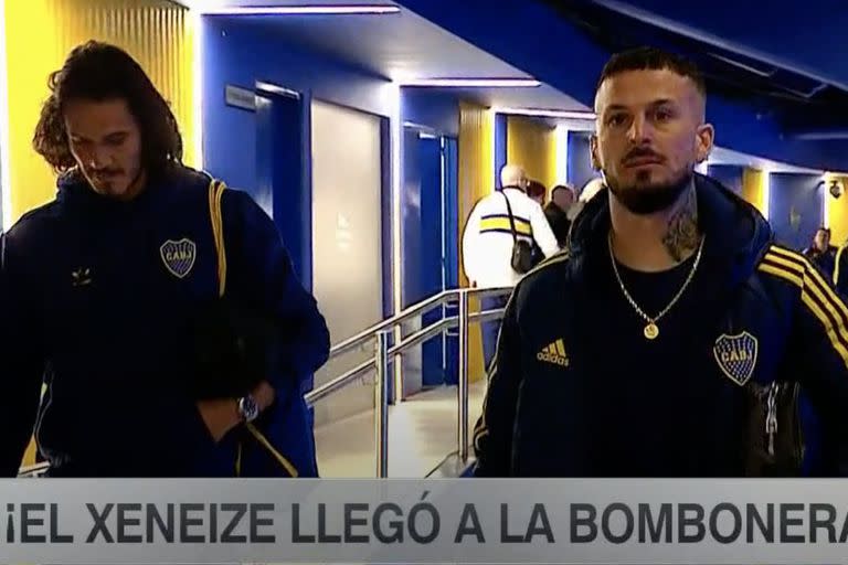 Cavani y Benedetto, mientras ingresaban a la zona de vestuarios de la Bombonera