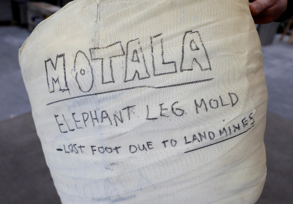 <p>Derrick Campana hält am Animal Ortho Care in Sterling, Virginia, die Form für eine Beinprothese in der Hand, die er für einen Elefanten in Thailand angefertigt hat, der durch eine Landmine ein Bein verloren hatte, 27. März 2017. (Kevin Lamarque/Reuters) </p>