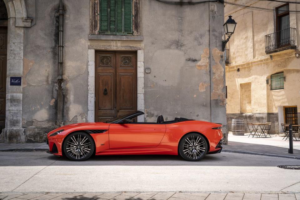 <p>2020 Aston Martin DBS Superleggera Volante</p>