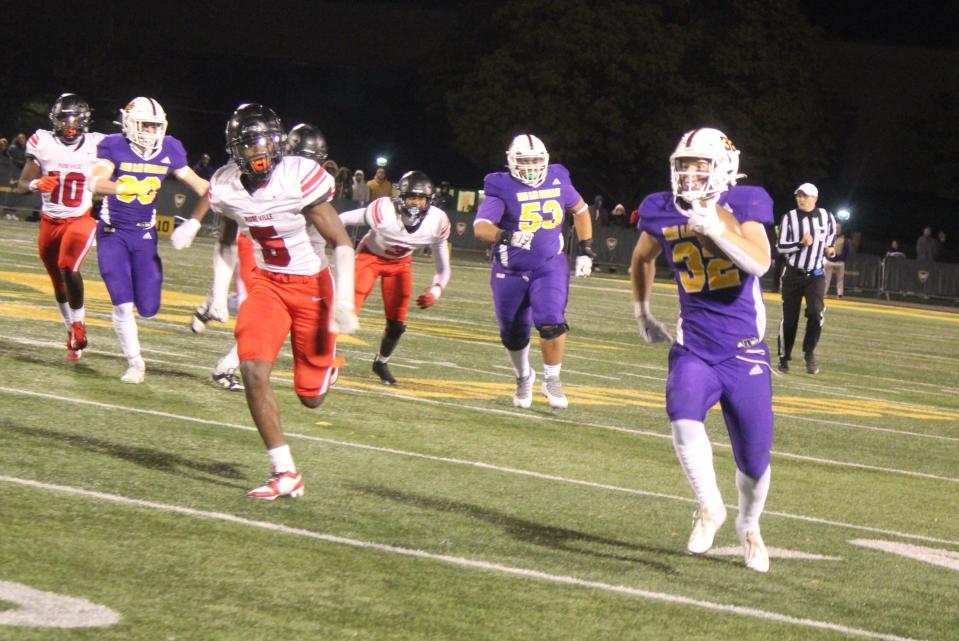Warren De La Salle’s Anthony Bitonti busts a 49-yard run, advancing the ball to the 1-yard line and setting up a touchdown during the first half of the Pilots’ regional game against Roseville at Wayne State University on Nov. 10, 2023.