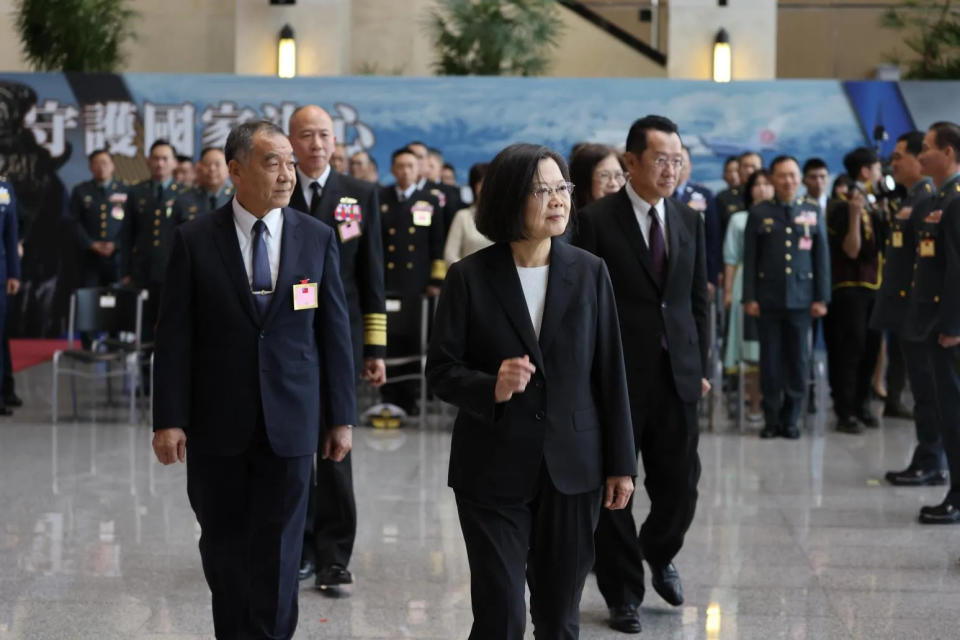 蔡英文總統率國安高層赴國防部出席112年度國軍將官晉升典禮。(圖/中天新聞，李俊毅攝)