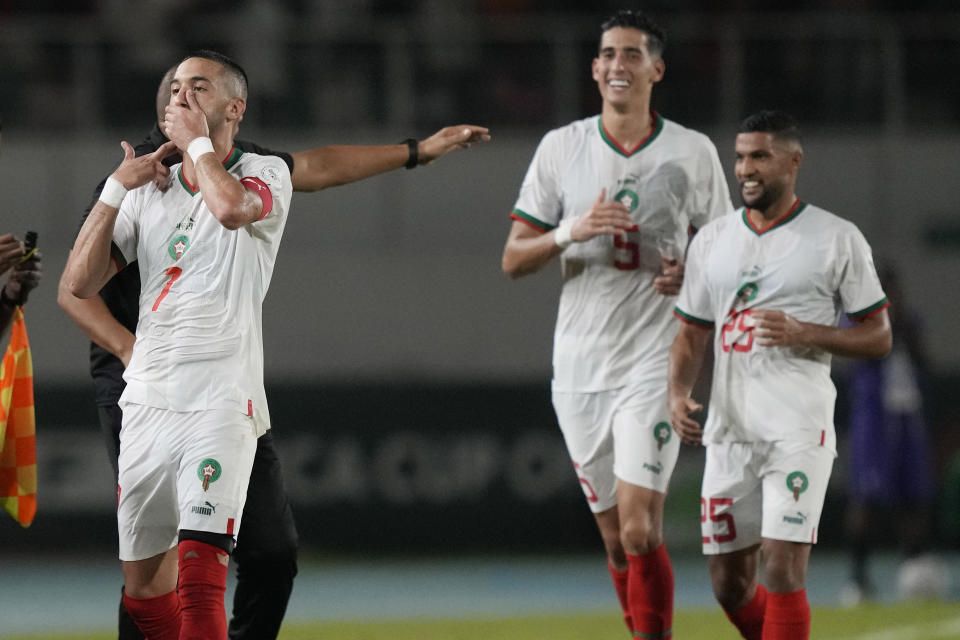 Hakim Ziyech, de Marruecos, festeja con sus compañeros luego de anotar ante Zambia en la Copa Africana de Naciones, el miércoles 24 de enero de 2024, en San Pedro, Costa de Marfil (AP Foto/Sunday Alamba)