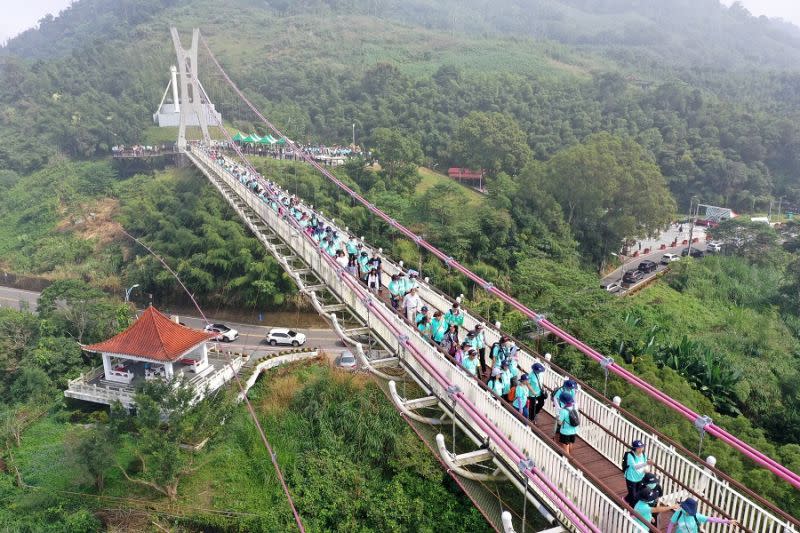 ▲嘉義縣政府在全國登山日，辦千人會師嘉遊好步道在太平雲梯。(圖／嘉義縣政府提供）