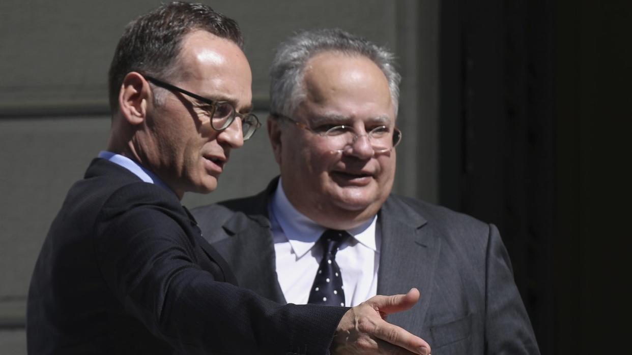 Außenminister Heiko Maas (SPD, l.) spricht zu Beginn seines Antrittsbesuchs mit Nikos Kotzias, Außenminister von Griechenland. Foto: Petros Giannakouris/AP