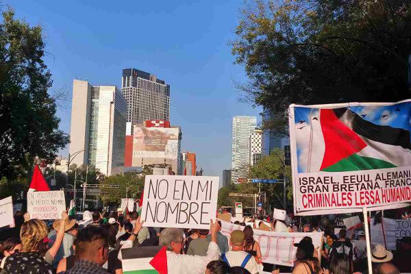 Personas en contra de los ataques a Palestina sostienen pancartas con la leyenda: "No en mi nombre"