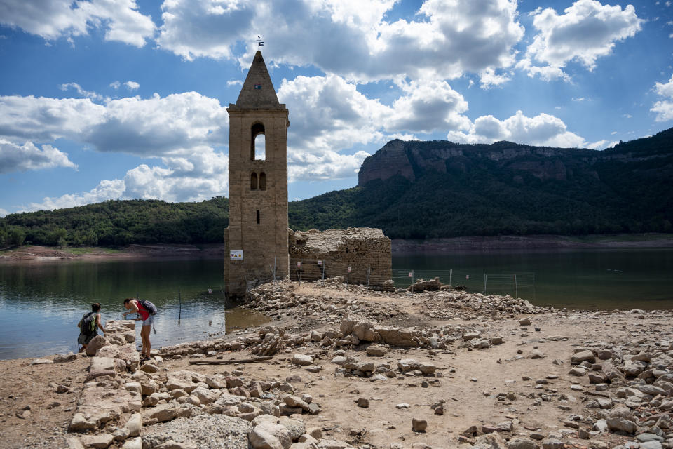 <p>De hecho, la sequía ha provocado que vuelvan a salir a la luz lugares que quedaron completamente bajo el agua hace décadas, como es el caso de esta iglesia en Sau, Girona. (Photo by JOSEP LAGO/AFP via Getty Images)</p> 