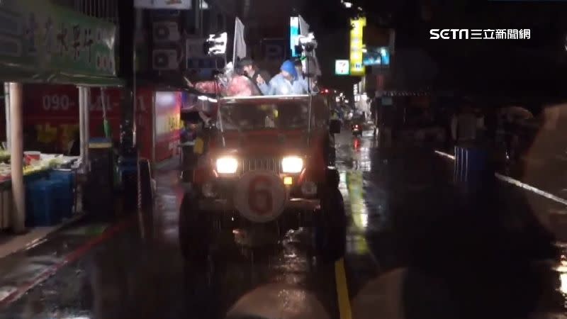 蔣萬安雨中車隊掃街爭取更多選票。