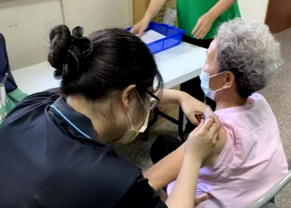台中市提供６０歲以上長者免費施打肺炎鏈球菌疫苗，吸引長者搶打。（記者陳金龍攝）