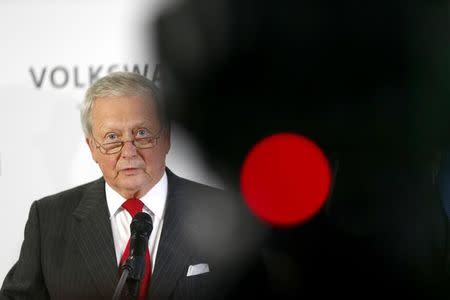 Wolfgang Porsche, member of the Supervisory board of German car maker Volkswagen, addresses a news conference at the company's headquarters in Wolfburg, Germany October 7, 2015, following the first Volkswagen supervisory board meeting under it's new Chief Executive Officer Matthias Mueller. REUTERS/Axel Schmidt