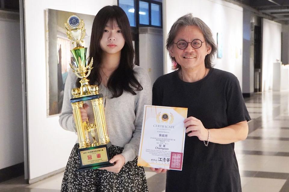 大葉大學學生吳宸芳(左)國際美業技藝大賞暨創意藝術美學比賽奪刺青冠軍。(記者吳東興攝)