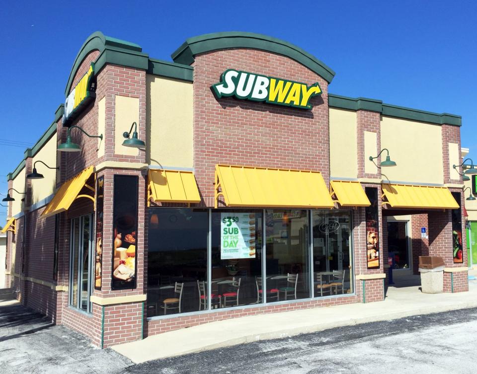 subway restaurants open new years