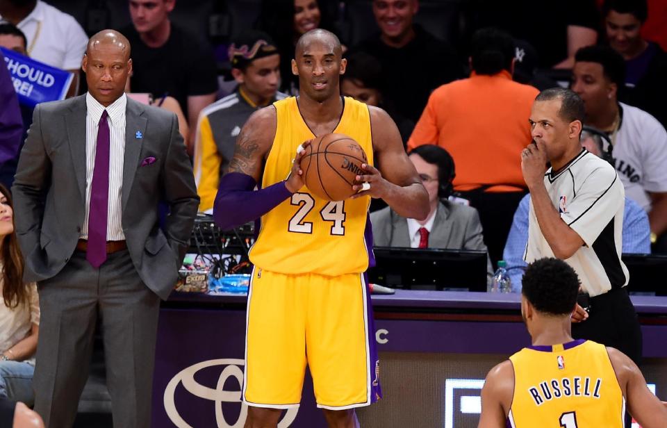 Byron Scott (izq) observa a Kobe Bryant poner en juego un balón durante un partido de la NBA entre los Lakers y los Clippers, el pasado 6 de abril en Los Angeles (EEUU) (AFP/Archivos | Frederic J. Brown)