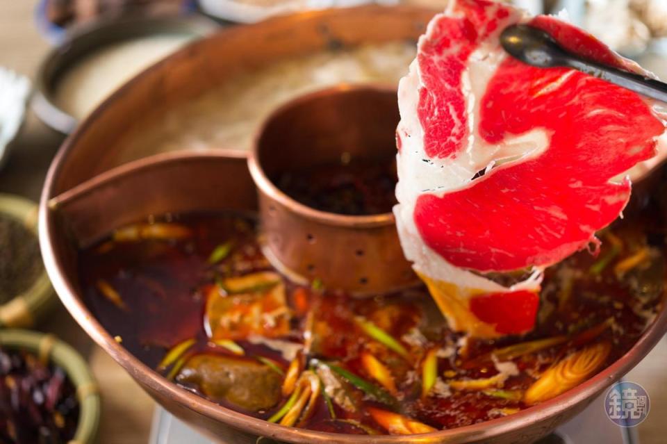楊琴妮特別訂製的鴛鴦鍋，將辣底料集中在中環，讓怕辣者可以避開辣渣。