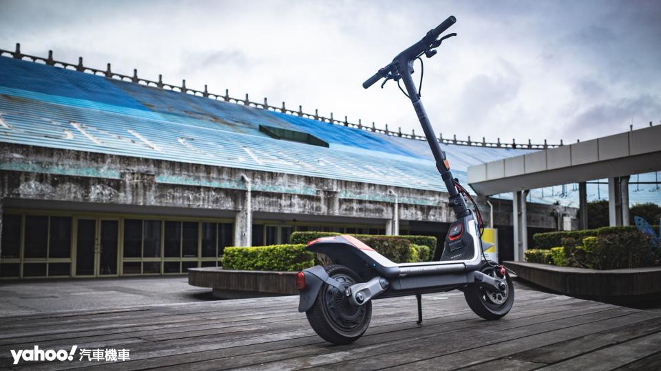 平心而論電動滑板車其實可以比照微型電動自行車掛牌上路，畢竟也是國外行之有年的交通工具。