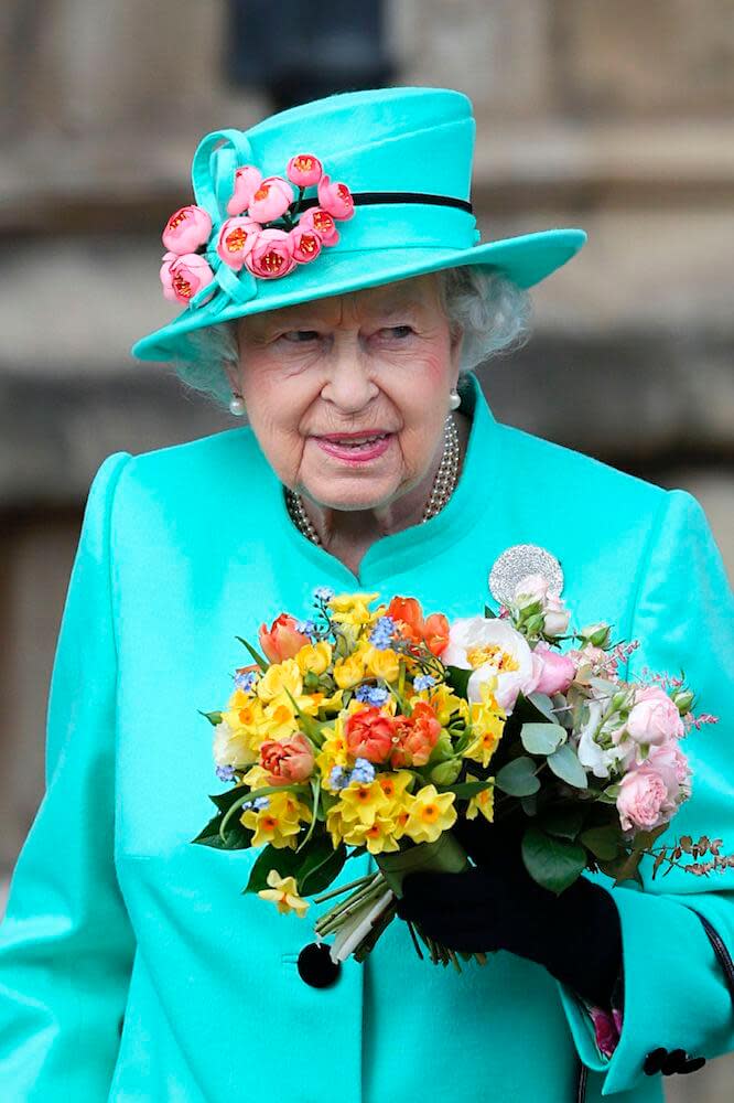 <p>Non poteva, ovviamente, mancare il tappo che si ispira a uno dei tantissimi cappelli che adora indossare la Regina Elisabetta II. (Credits – Getty Images) </p>