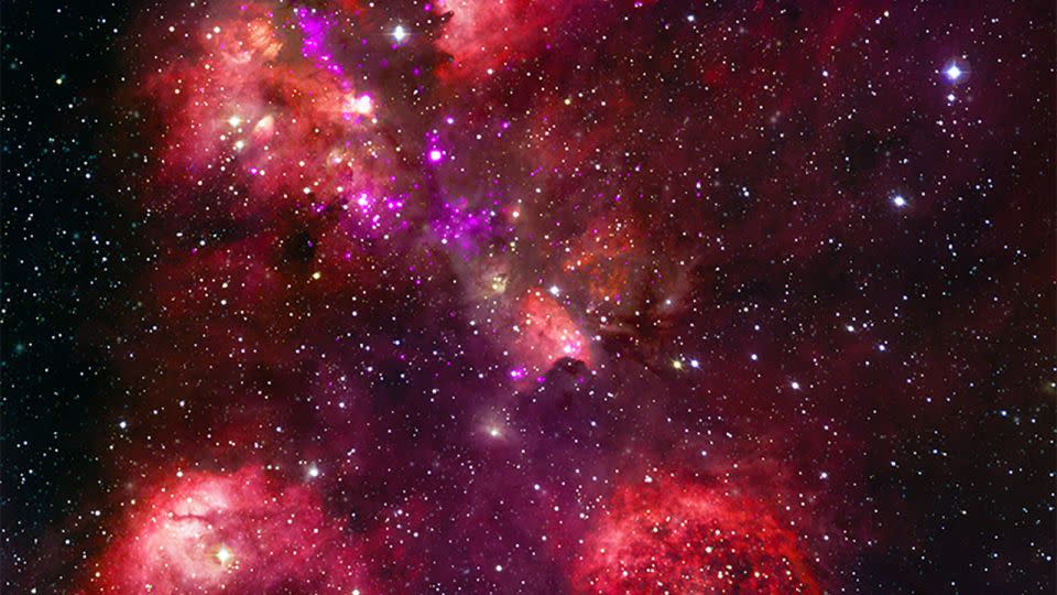La Nebulosa Pata de Gato es una región de formación estelar en la Vía Láctea. Los puntos de color violeta neón cerca del centro de la nebulosa representan estrellas jóvenes. - Observatorio de rayos X Chandra/NASA