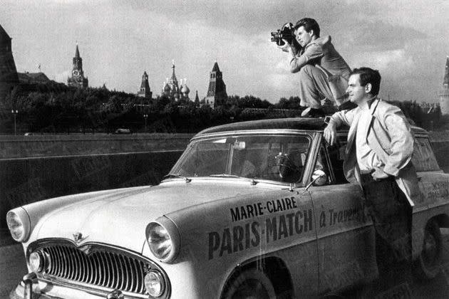 <p>À Moscou, au début du périple qui va durer plus de trois mois. Jean-Pierre Pedrazzini, 29 ans, sur le toit de la Marly au logo du journal, et Dominique Lapierre, 25 ans, sont partis de Paris le 14 juillet 1956.</p>