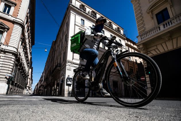 A Uber Eats rider passes on a deserted Via del Corso during the emergency blockade of the Coronavirus Covid-19 in Rome, Italy, 26 April 2020. ANSA/ANGELO CARCONI (Photo: Ansa)