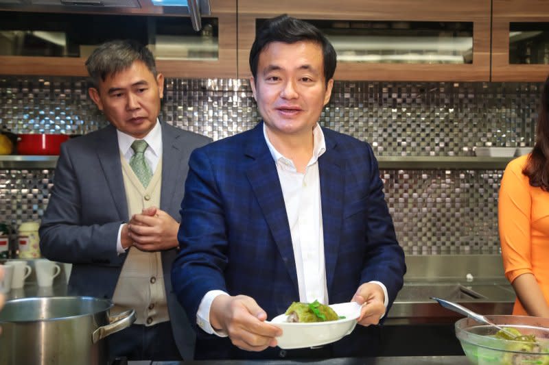 20170117-民進黨秘書長洪耀福17日出席「民進黨春節年菜規劃」，並於現場製作越南年菜「苦瓜包肉湯」。（顏麟宇攝）