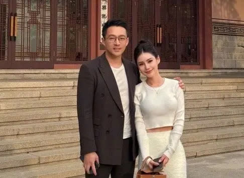 ▲汪小菲（左）和新婚妻Mandy在直播中放閃，他撒嬌向Mandy討湯喝，還透露婚後慘況：「房子是租來的。」（圖／汪小菲微博）