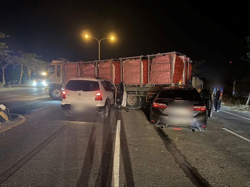 一輛滿載洋蔥的大貨車從外側車道往左迴轉，導致左方同向2部自小客車來不及反應而攔腰撞上。（圖：恆春警分局提供）