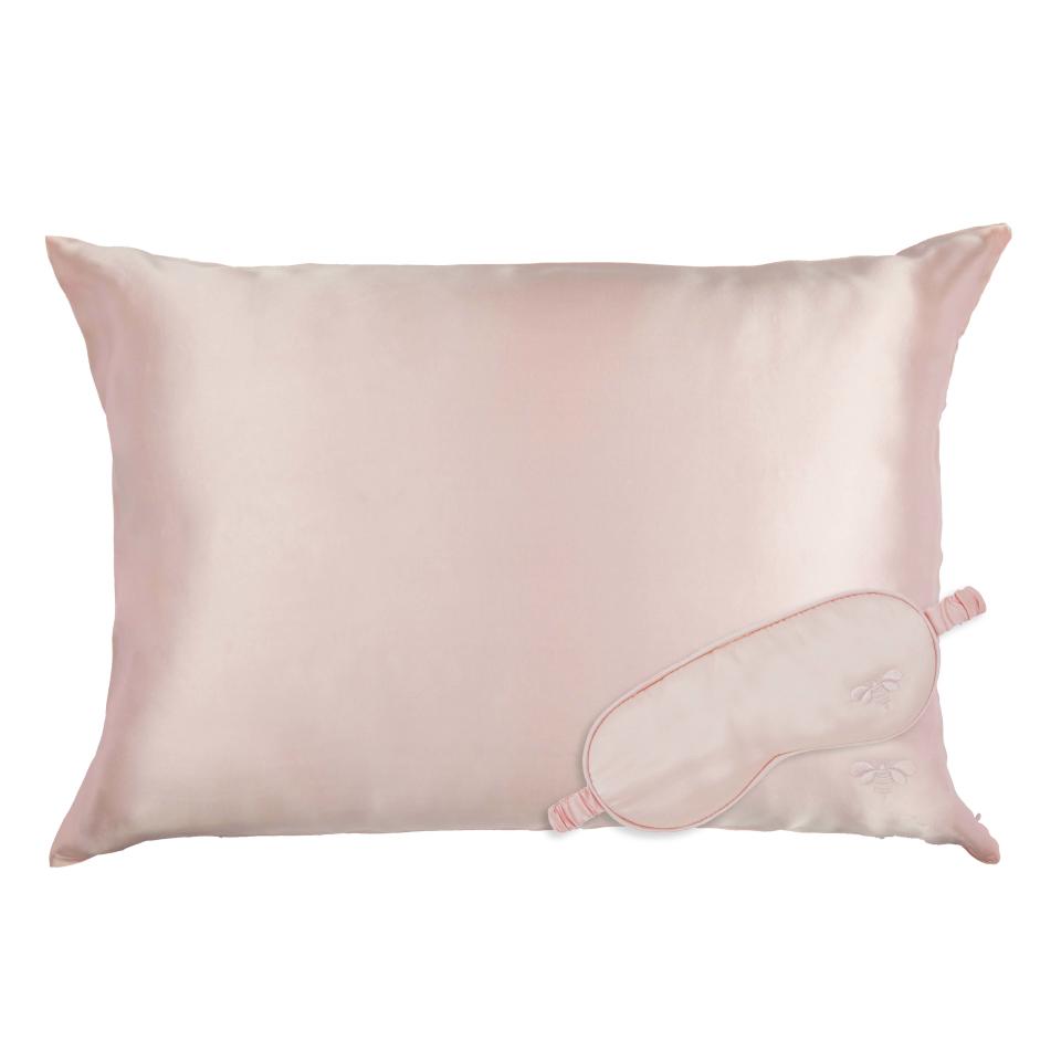 Honey Minx Sleep Cocoon 100% Silk Eye Mask & Pillowcase Set in Blush. (Photo: Working Sundays)