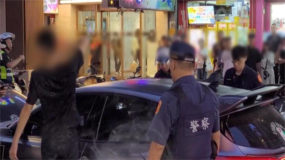 駕駛大馬路中間違停睡著　警搜車果然有毒！