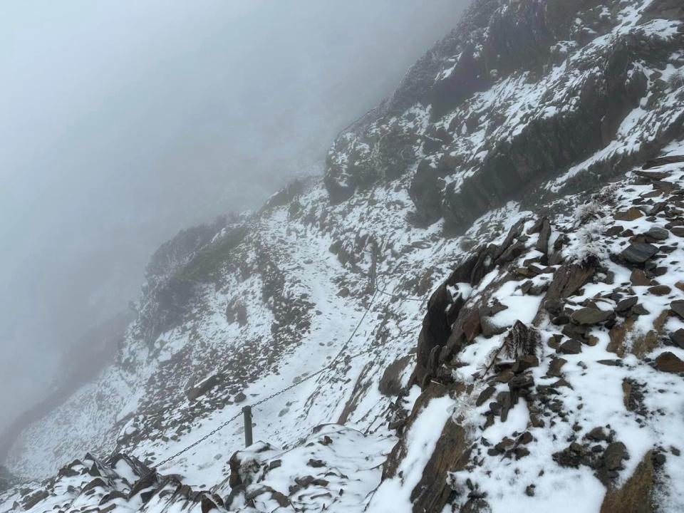 玉山群峰下冰霰。翻攝玉山國家公園臉書
