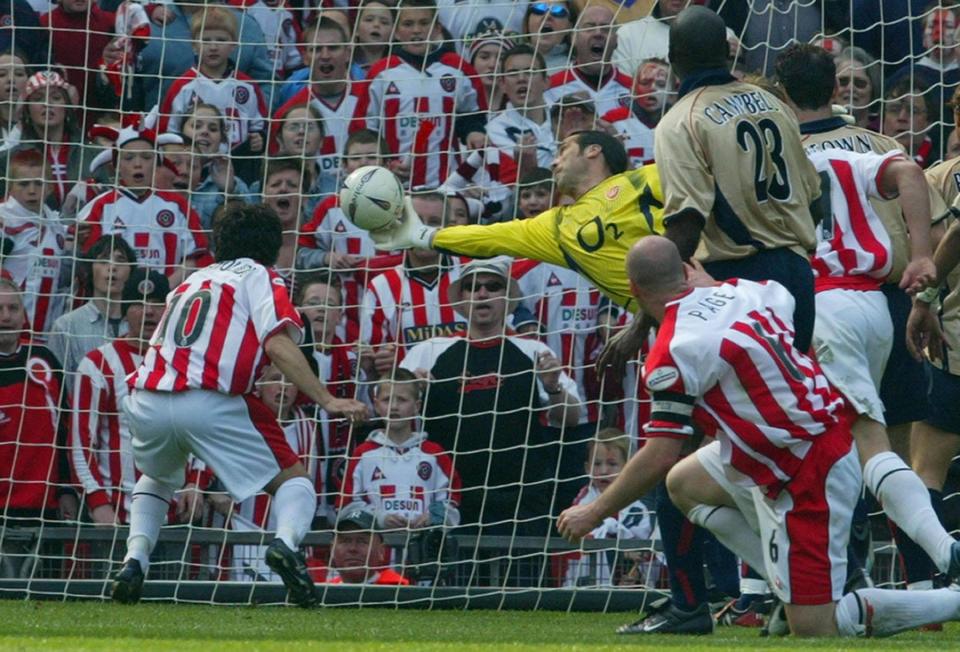 David Seaman saves Paul Peschisolido’s header in the 2003 FA Cup semi-final against Sheffield United. (Getty Images)