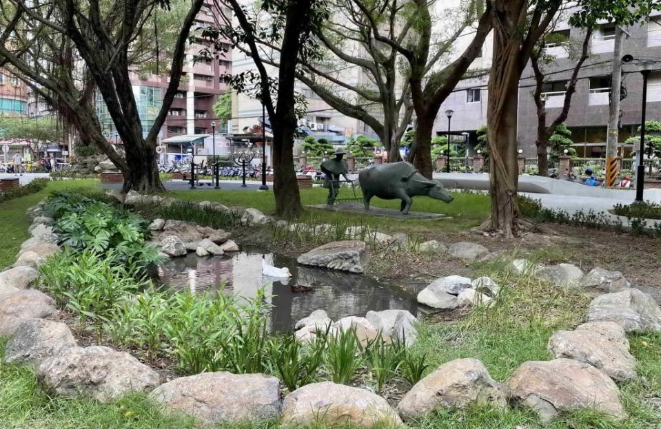 新北市板橋農村公園大改造，為保留古早農村景象新設濃濃農村特色的景觀池。（記者吳瀛洲攝）